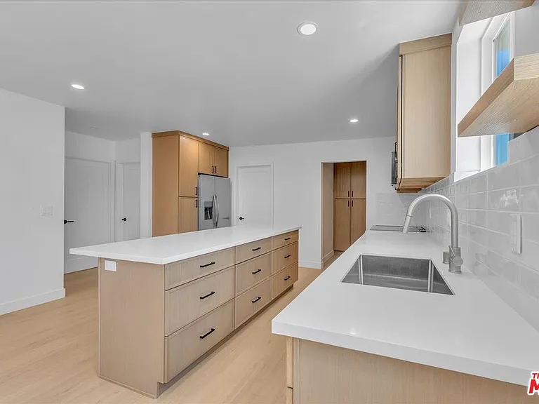 6913 1/2 Encino Ave #UPPER — Photo 19