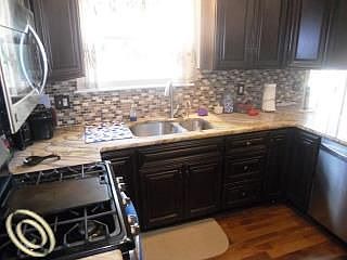 5th image of 290 Bedford Dr