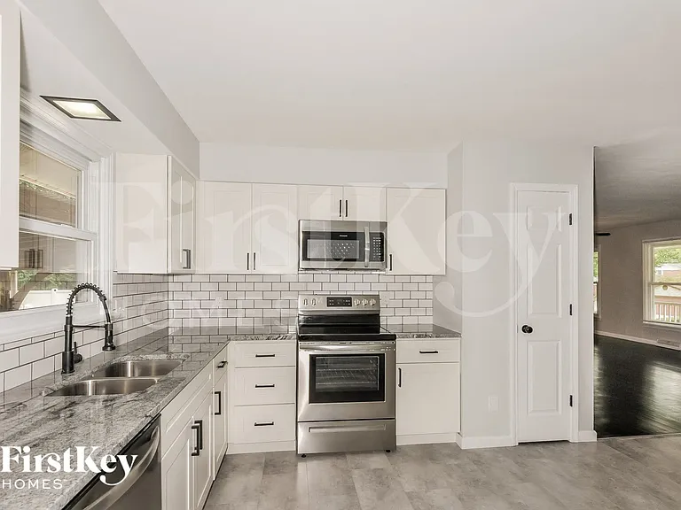 305 Elmhurst Dr — Photo 7