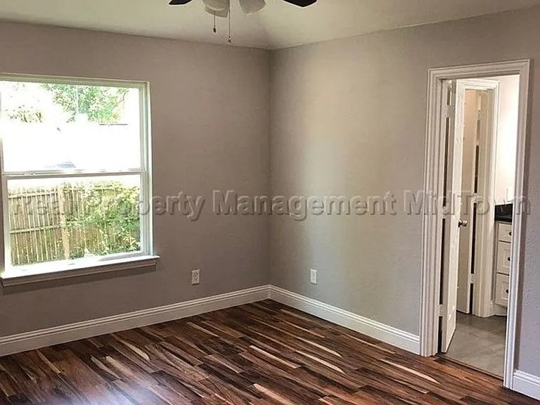 2325 Warwick Ave — Photo 22