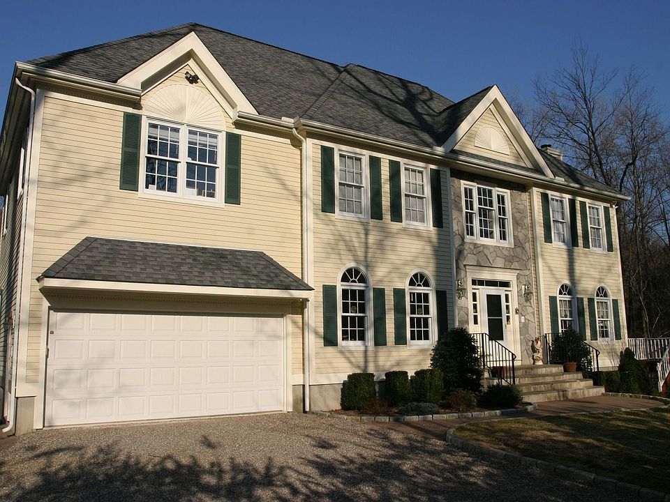 9 Leslie Lane