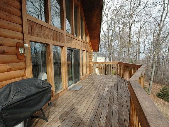 Wraparound deck (grill conveys)
