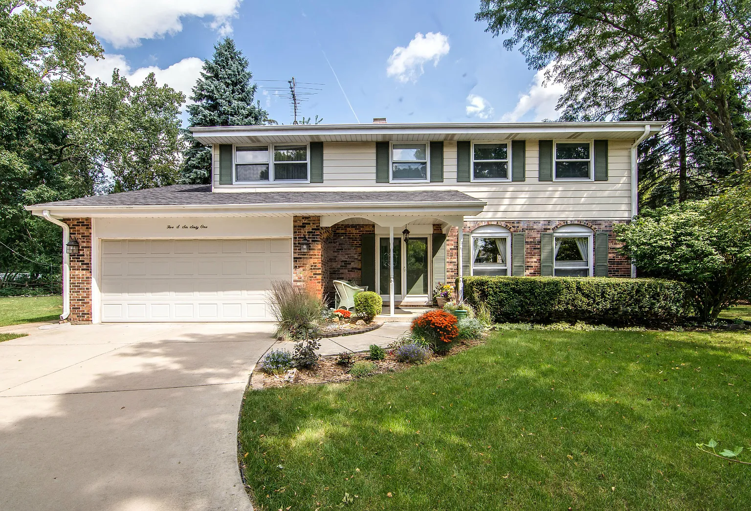 5S661 Mockingbird Ct photo 1