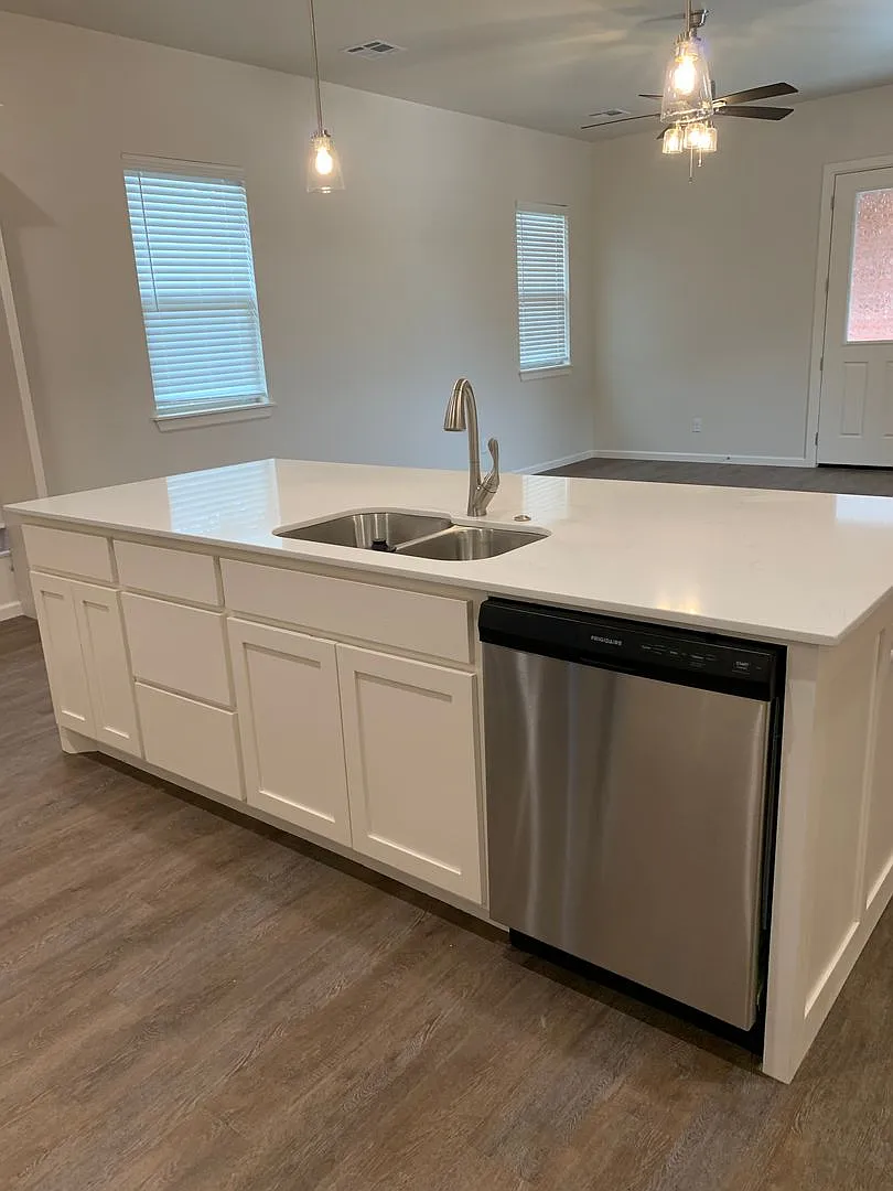 3 bedroom, 2.5 bathroom, 2 car garage Gated Neighborhood — Photo 4