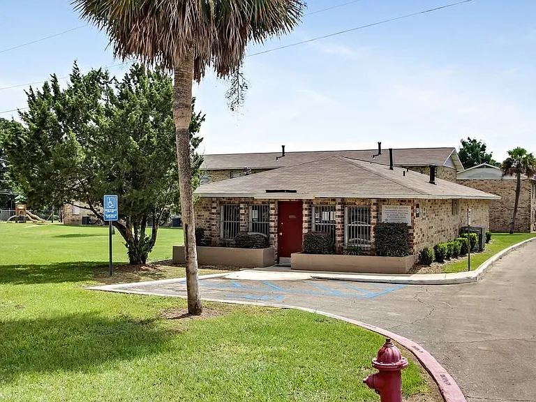 150 SW Bum Gardener Dr — Photo 3