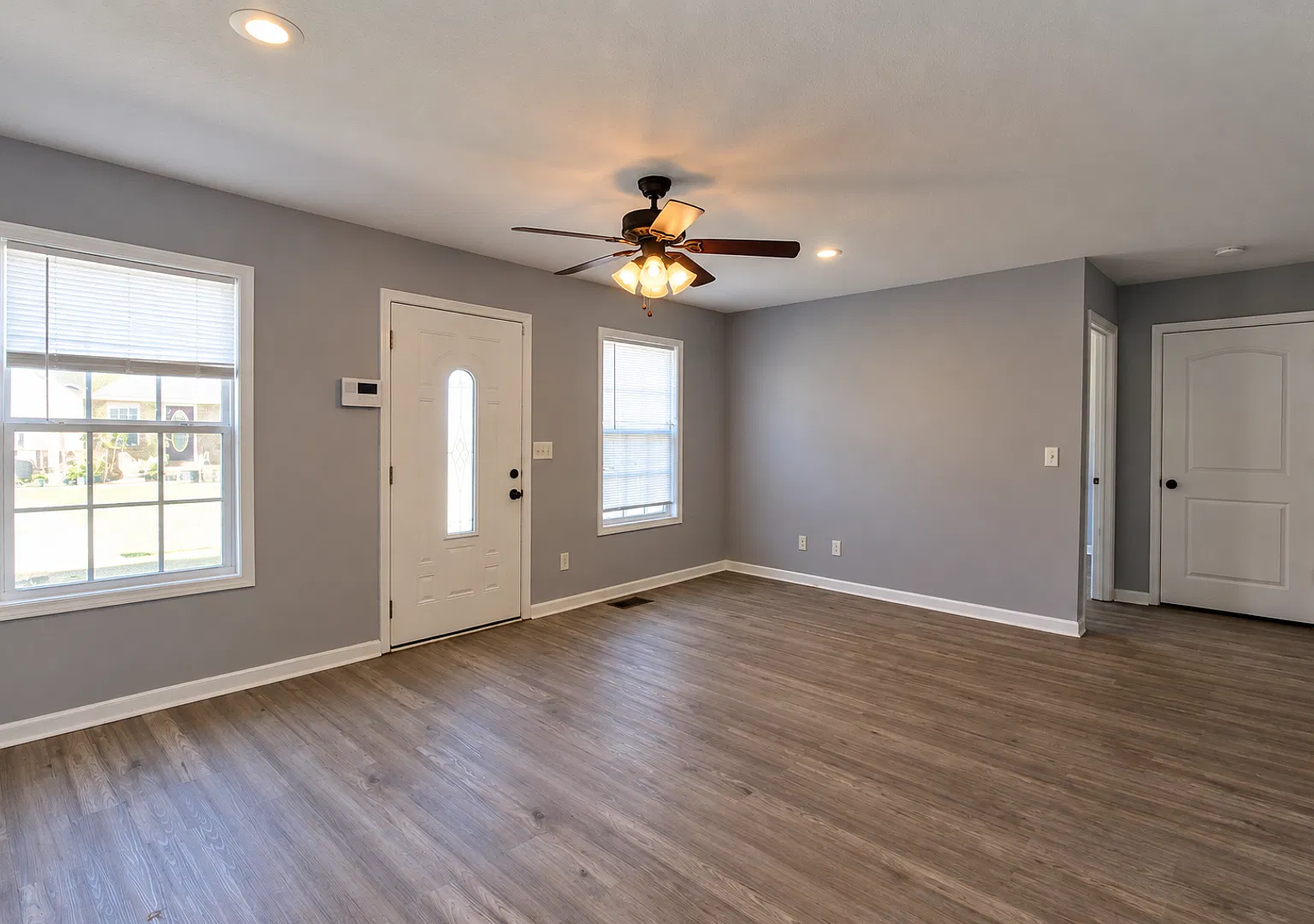 Pet-Friendly 3-Bedroom Home with Garage, Private Backyard Setting & Included Laundry — Photo 2