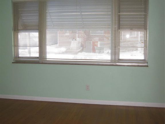 4th image of 2138 Knox Ave