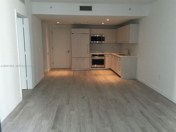 5th image of 45 SW 9th St APT 1607