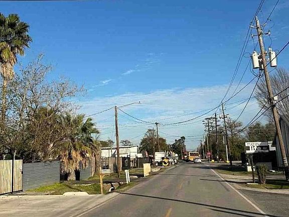 Exterior Neighborhood (street photo)