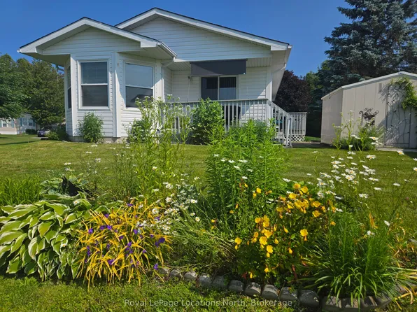 4 Saint James Pl, Wasaga Beach, ON L9Z 3A8