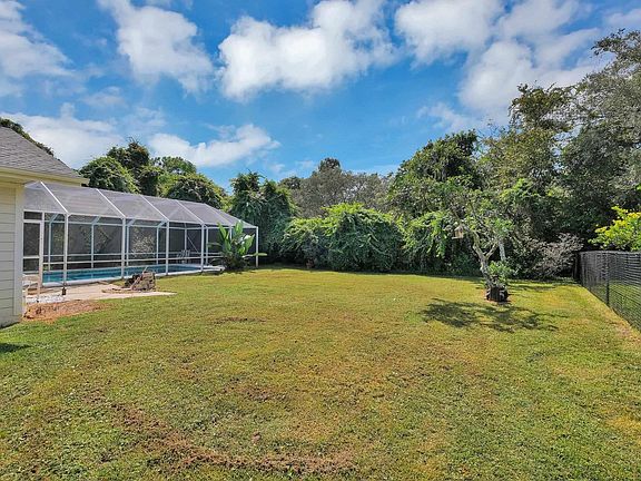 5th image of 692 Bahia Dr