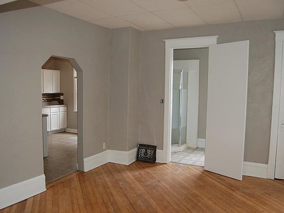 3rd image of 903 E Burlington St