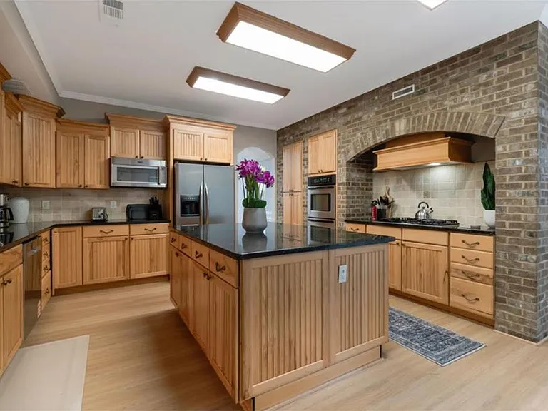 100 Hardwood Ln — Photo 11