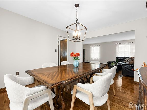 5th image of 12 Holly Park Dr