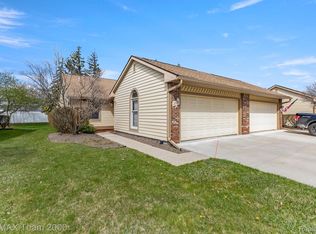 2886 Lakewood Dr, Trenton, MI 48183