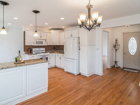 4th image of 2409 E Martindale Dr
