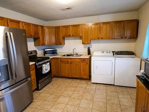 4th image of 818 Greenbriar St