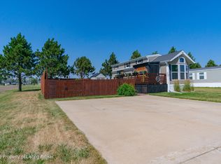 803 Palomino Ln, Dickinson, ND 58601