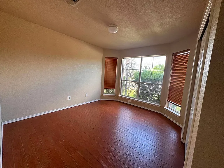 502 Creston St — Photo 4