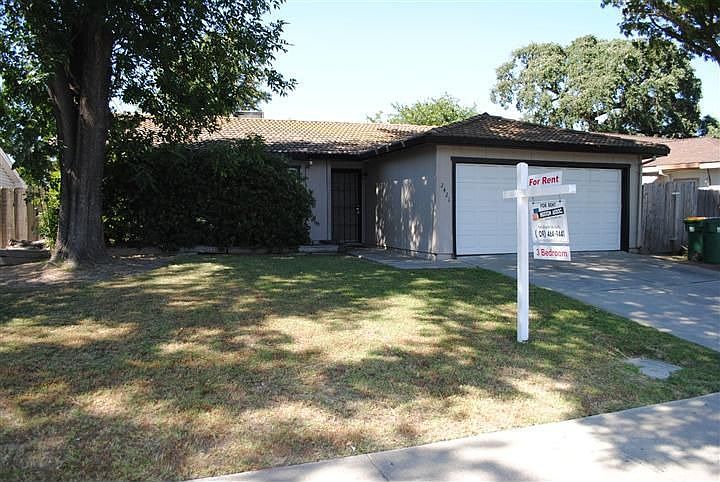 1st image of 2421 Sandalwood Dr