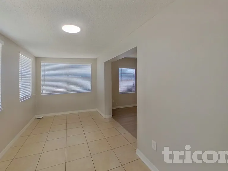10014 N Oklawaha Ave — Photo 3