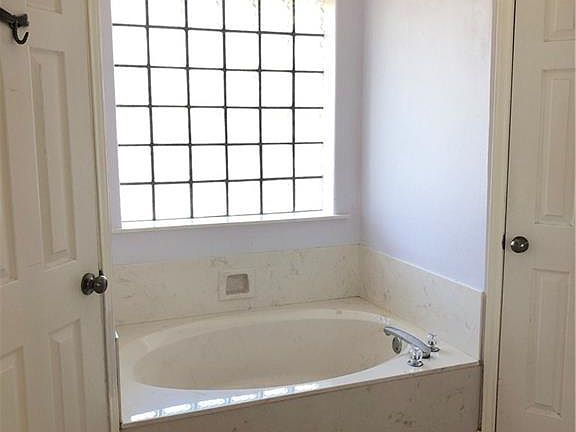 5th image of 2213 E 21st St