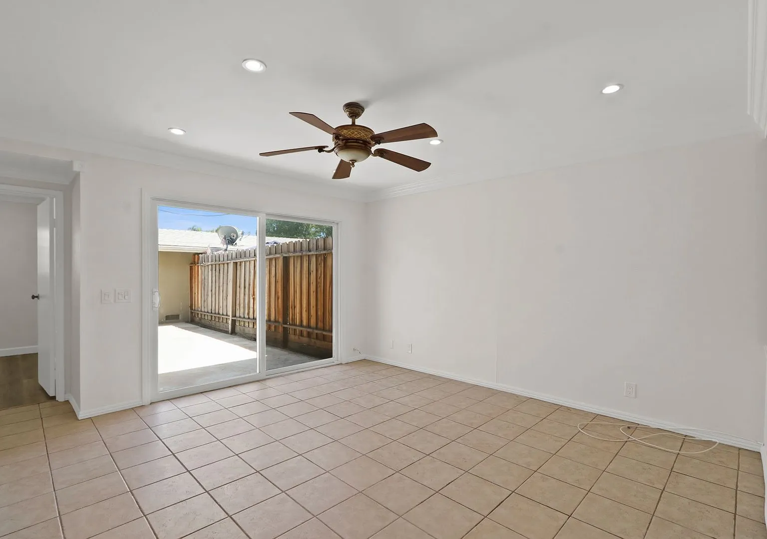 4 Bedrooms! 3 Bathrooms! 2 Car Garage! 1 Sunroom! — Photo 4