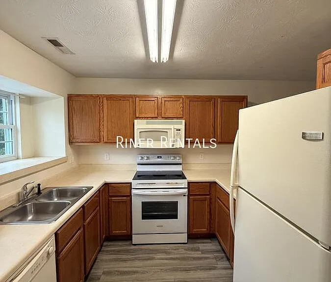 2412 Millwood Loop — Photo 3