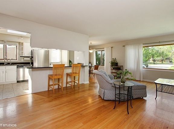 3rd image of 406 Lakeview Dr