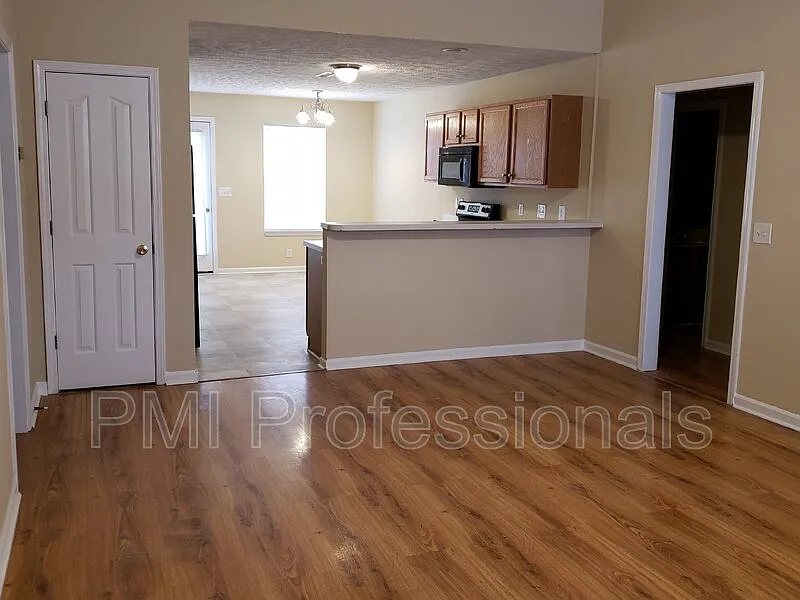 3 bed, 2.0 bath, 1223 sqft, $1,799 — Photo 2