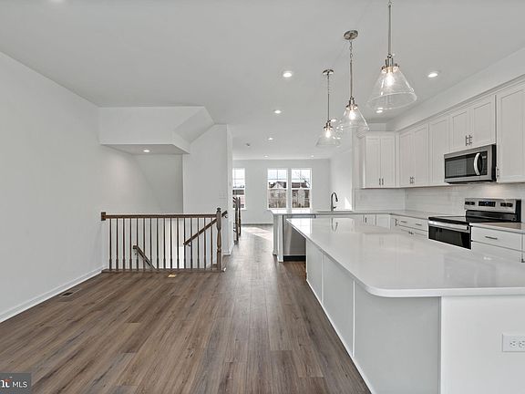 5th image of 640 Hemsworth Ln