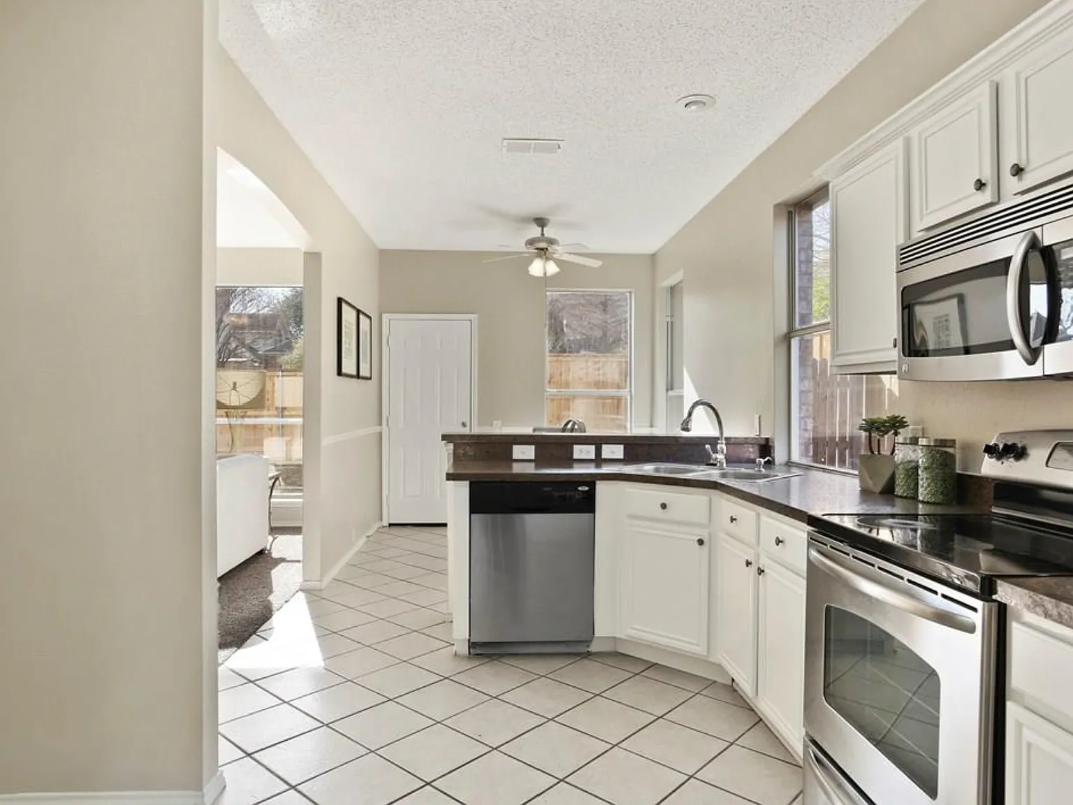 4 bed, 2654 sqft, $2,995 — Photo 3