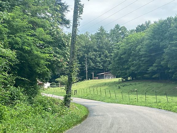 4th image of 863 Sprucey Ln