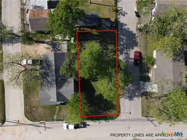 631 E Ireland St, Seguin, TX 78155