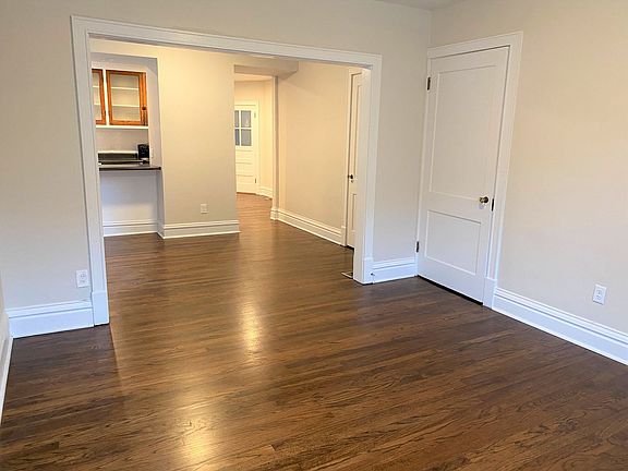 3rd image of 4927-4929 Lindenwood Ave