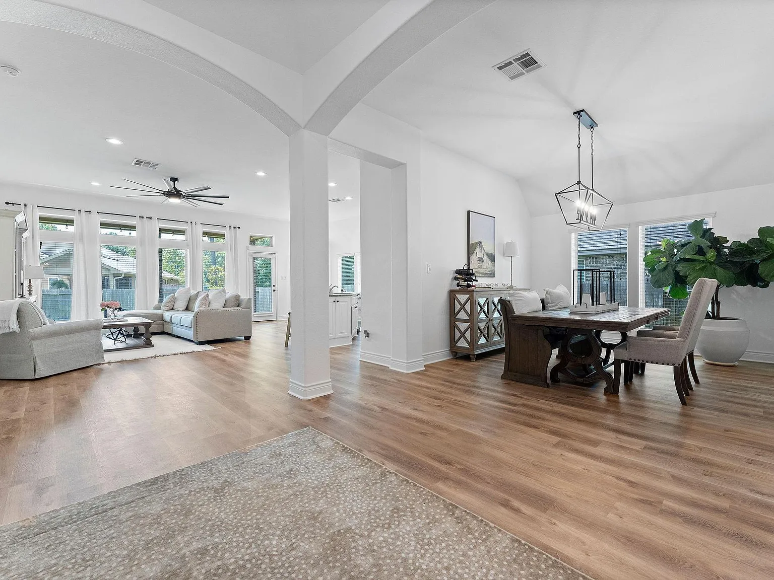 4 bed, 2.0 bath, 2364 sqft, $2,750 — Photo 2