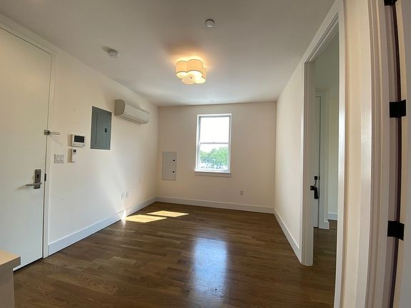 4th image of 1424 Hancock St #4L
