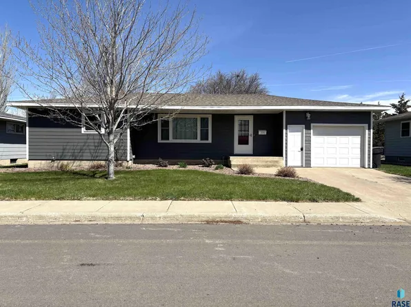 335 E 9th St, Miller, SD 57362