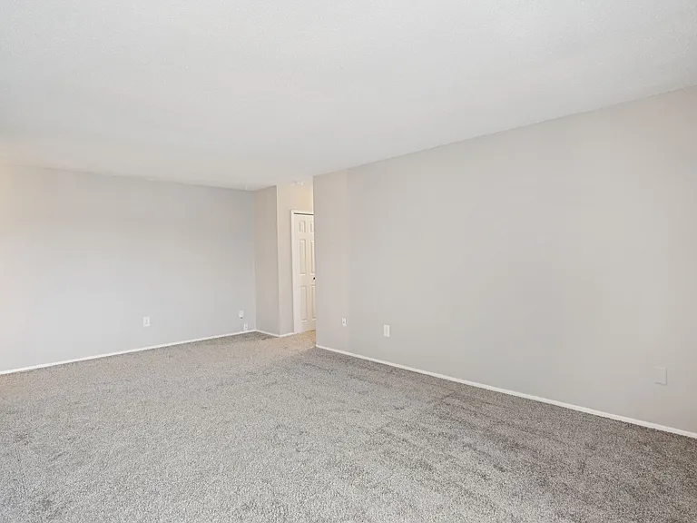 Hillcrest Club Apartments — Photo 40