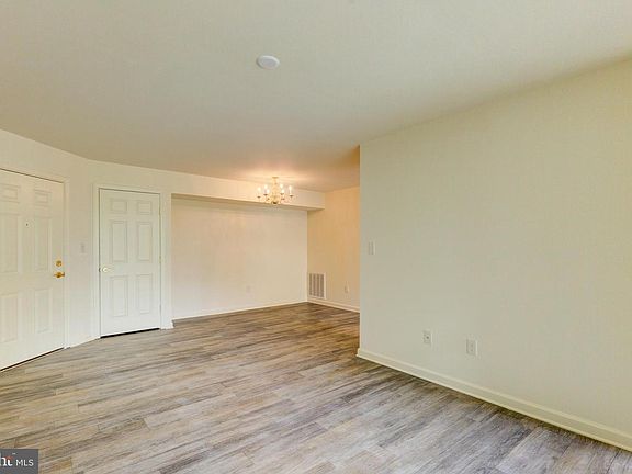 5th image of 820 Wembley Dr #2B