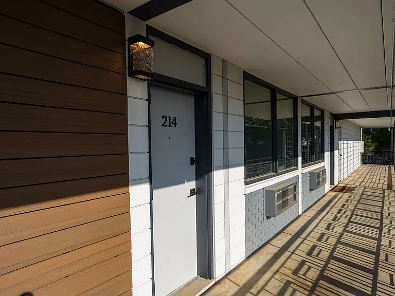 Calhoun Lofts & Thunderbird Flats — Photo 21