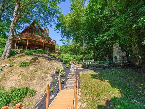 2nd image of 3071 Meadowbrook Dr NE