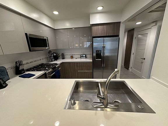 3rd image of 10269 Santa Monica Blvd APT 303