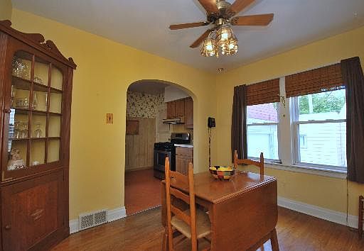 4th image of 9640 Merton Ave
