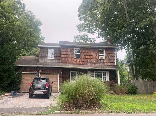 63 42nd St, Islip, NY 11751