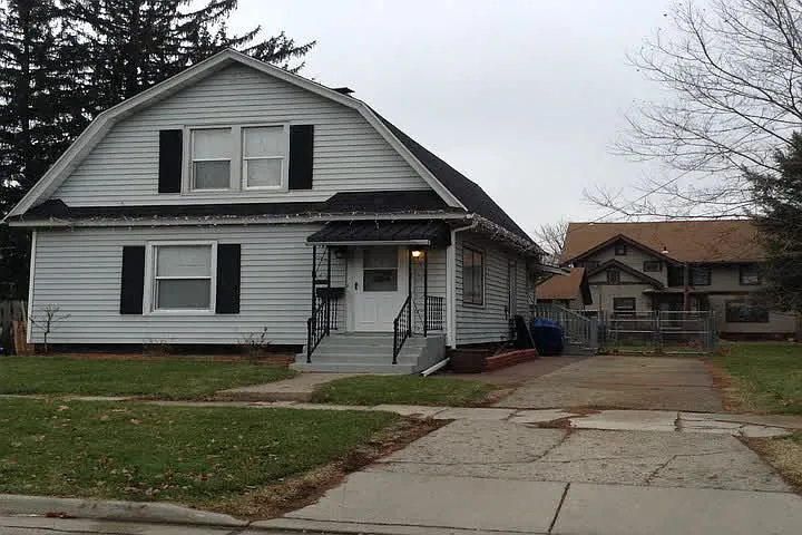 407 Fox St photo 1
