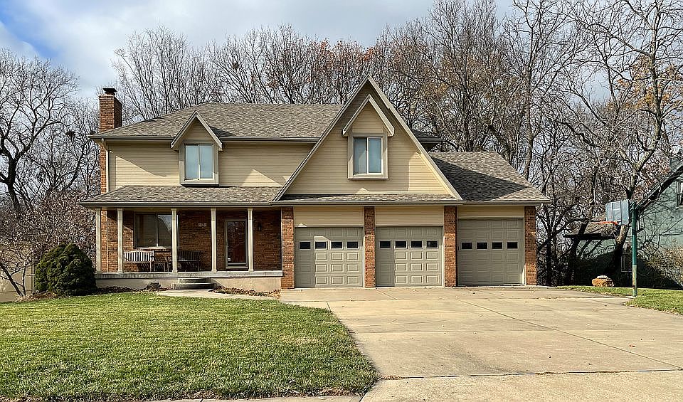 1st image of 828 NE Emily Ln