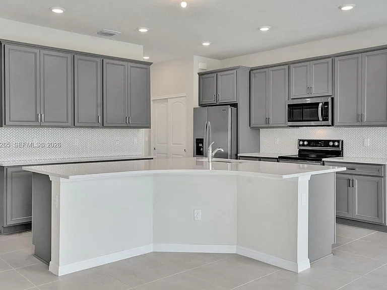 2202 S Appleton Cir S — Photo 2