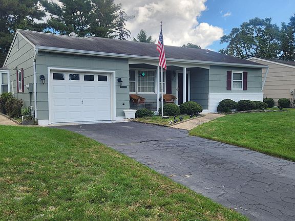 3rd image of 947 Edgebrook Drive N