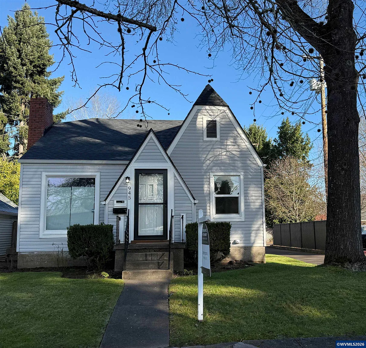 945 Hood St NE photo 1